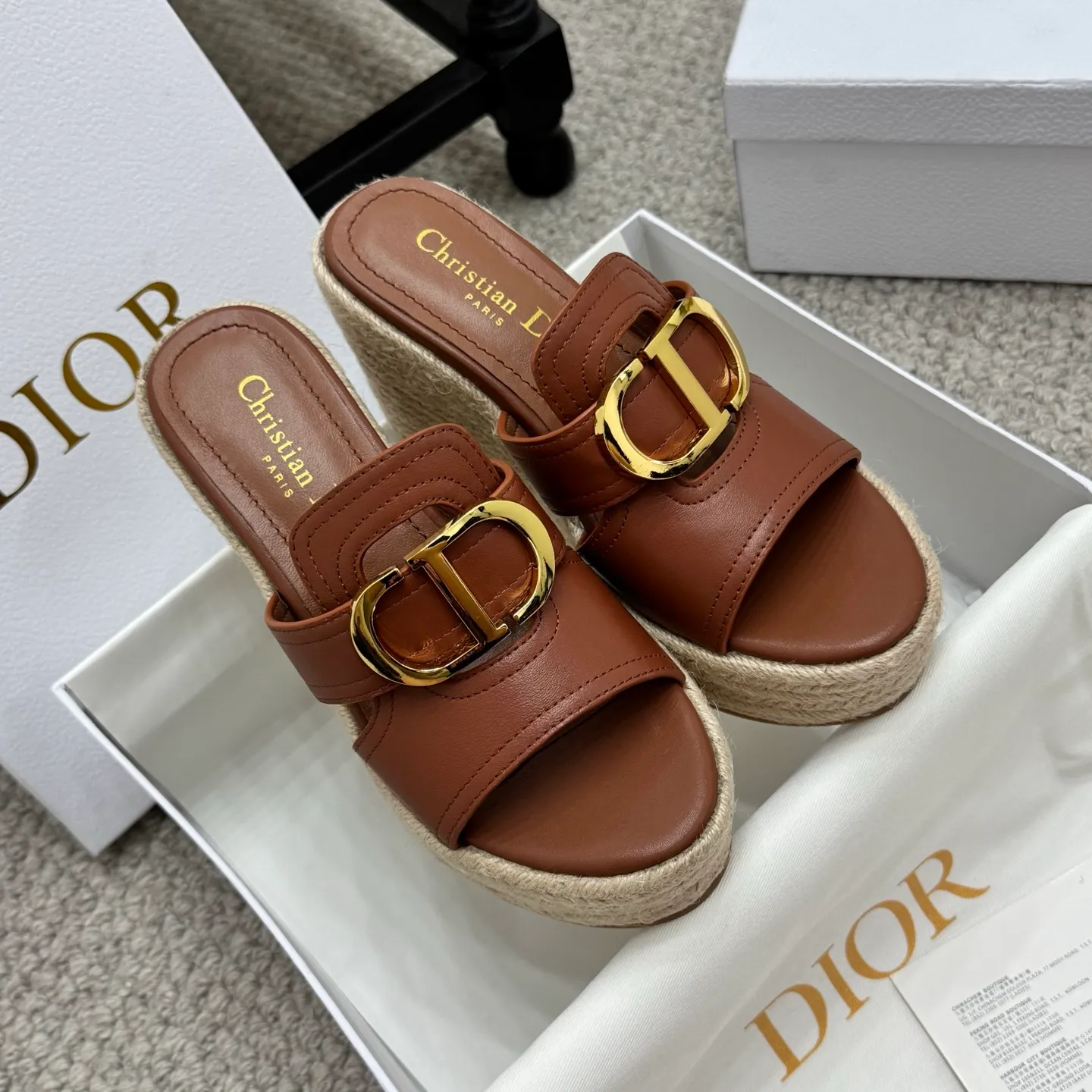 👟👟Ex-factory price 520👟👟 Increased height version✅🇨🇳 🇨🇳Dior 25ss summer high version new sandals. Simple and super versatile. Perfect and luxurious on the feet, can be matched with any spring and summer clothes. The foot feels even more comfortable! The material is a perfect replica of the original. Original disassembly and molding. ✅❶Material: original customized cowhide ✅❷Inner: original customized sheepskin ✅❸Foot: original customized sheepskin ✅❹Outsole: original woven wedge outsole ✅❺Heel height: 9.5cm ✅❻Packaging: original full set of packaging ✅❼Number: 35-41